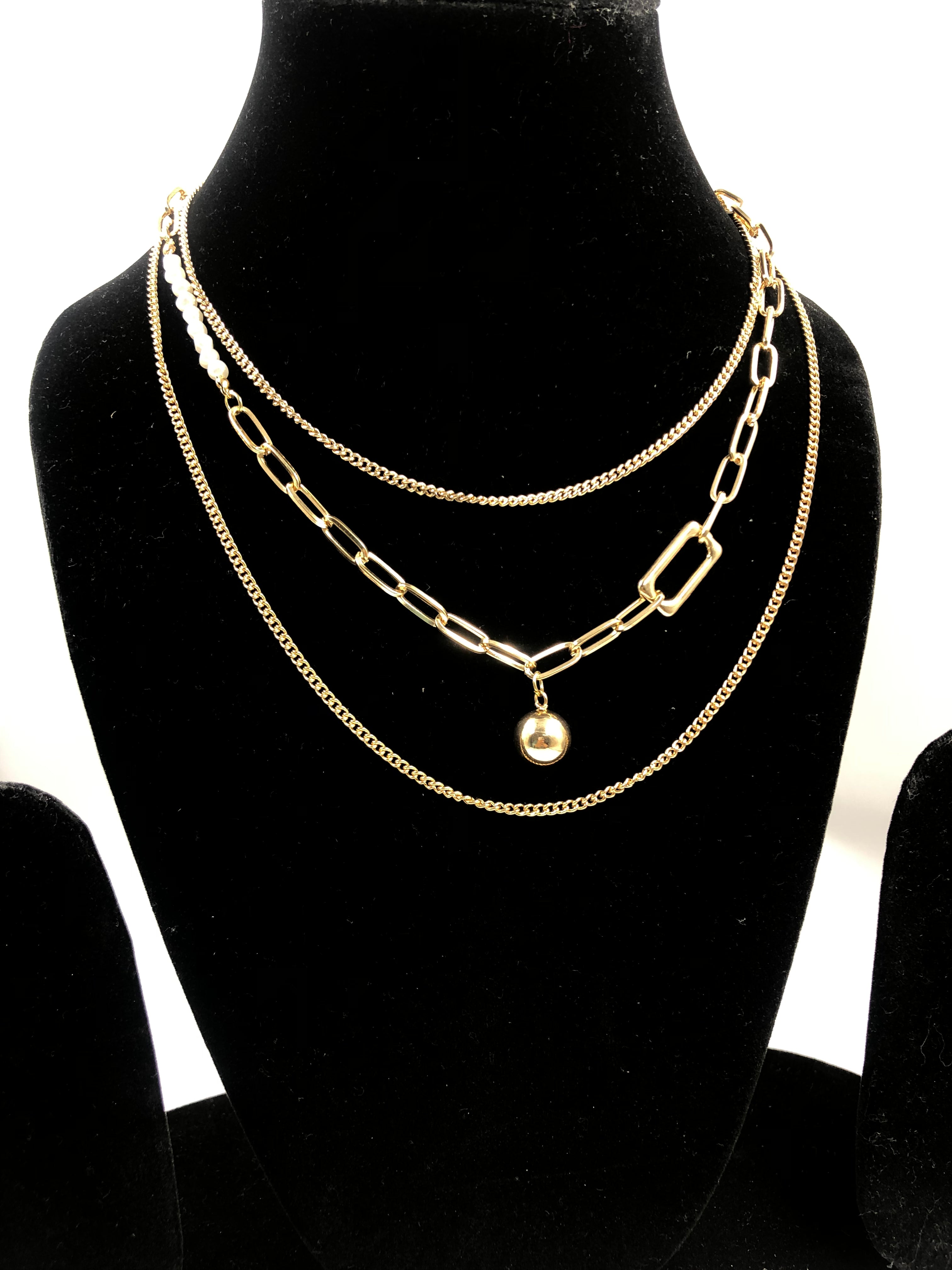 Triple Elegance: 3-Layer Neckpiece with a Touch of Pearls