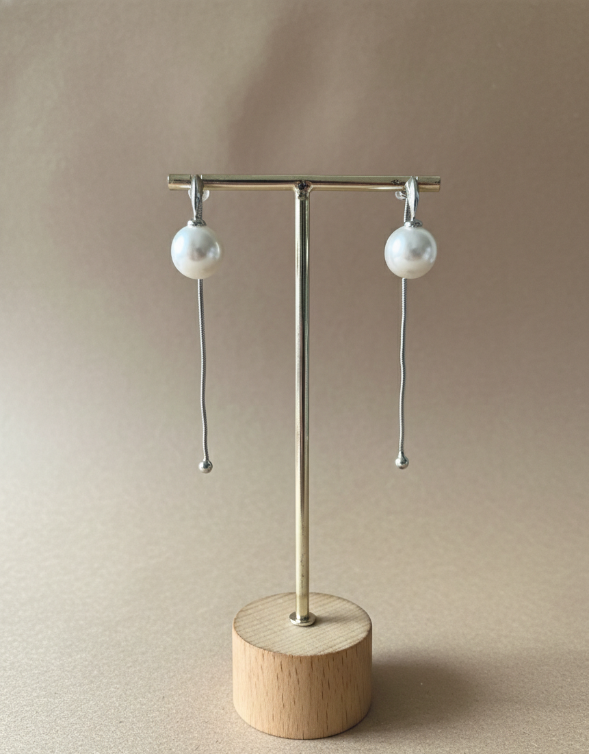 The Pearl Pendulum Drops