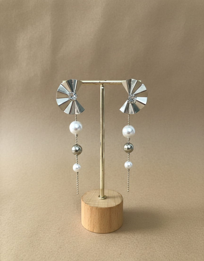 The Metallic Fan Pearl Drop