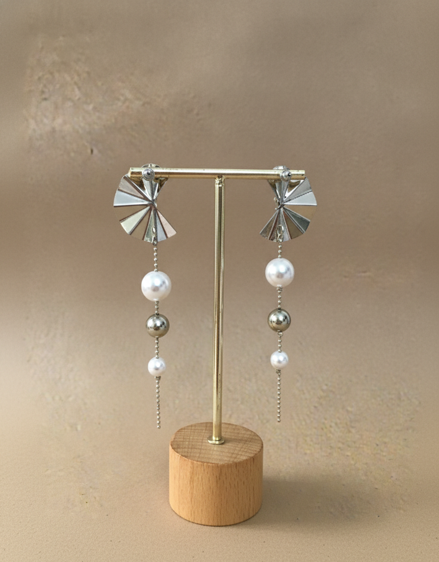 The Metallic Fan Pearl Drop