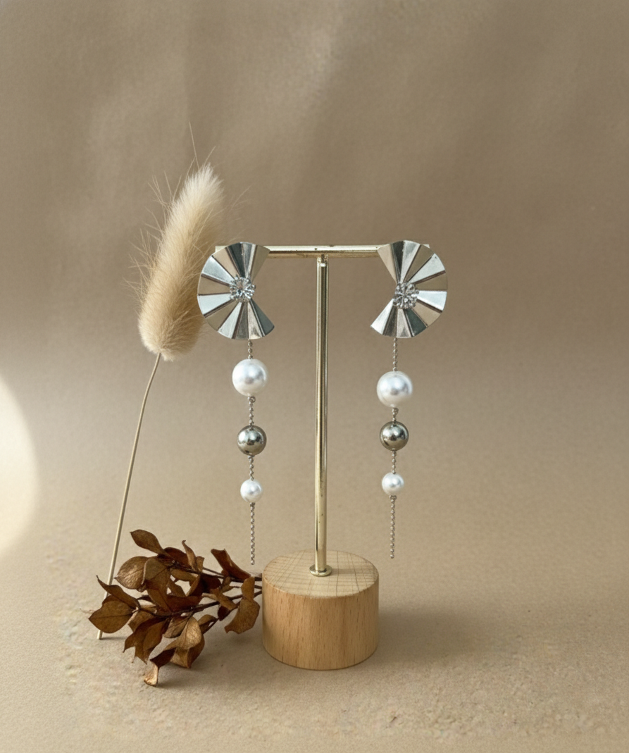 The Metallic Fan Pearl Drop