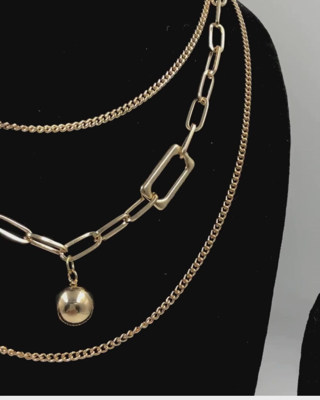 Triple Elegance: 3-Layer Neckpiece with a Touch of Pearls